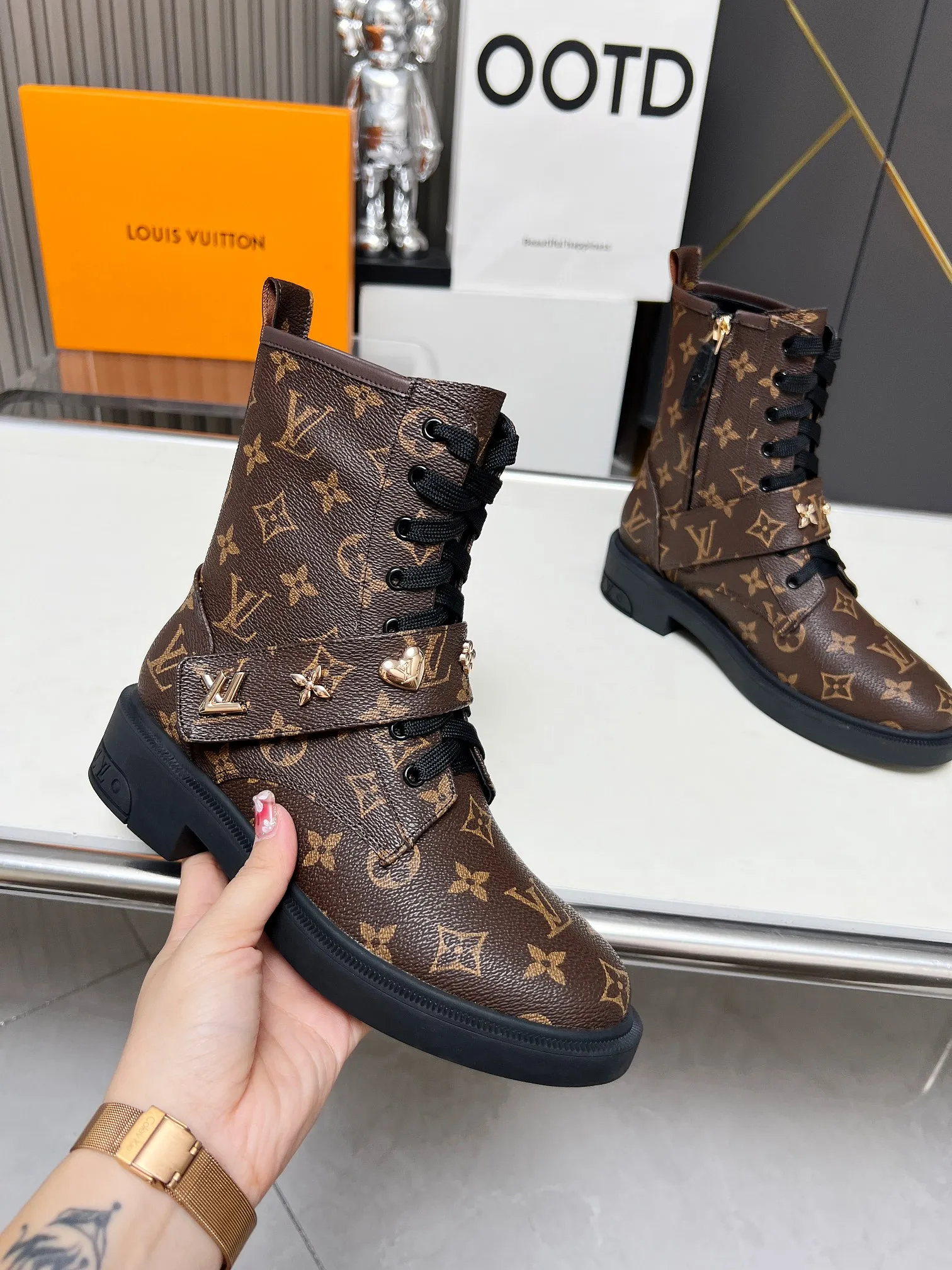 👟👟Ex-factory price 760👟👟Louis Vuitton 2024 autumn and winter high-end customization, major star Internet celebrity catwalk style, century-old classic, exquisite craftsmanship, comfortable on the feet, side zipper design for easy putting on and taking off. This Citizen flat boots are made of smooth cow leather, with rich elements to interpret military style. Adjustable Velcro laces are accented with studs, giving the Monogram flower and LV Twist logo a metallic sheen, while a lightweight rubber outsole completes the look. Fabric: full-grain cowhide, lining: cowhide, buckle: original mold, outsole, original mold, color: black cowhide, black open edge beads, coffee color, code number: 36 to 40 (41 and 42 can be customized, non-refundable). Bosses are welcome to order (open edge beads + 10 meters)
